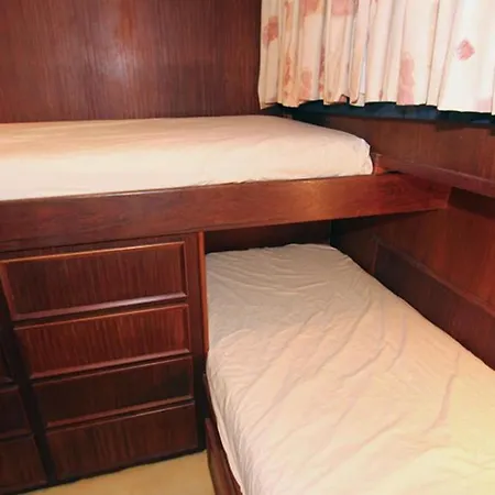 Yacht Our Alissa 船屋 圣阿德里安-德贝索斯