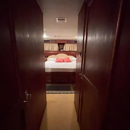 Yacht Our Alissa 船屋 *