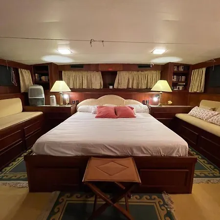 Yacht Our Alissa Botel